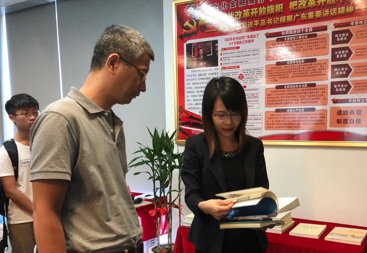 师生们一到中心就受到了业务经理刘成成女士的热情招待